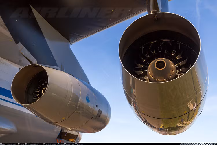 Phiên bản Il-76MD được trang bị 4 động cơ turbofan khổng lồ PS-90 cho phép đạt tốc độ tối đa 900km/h, tầm bay cực đại với tải trọng 52 tấn lên tới 4.400km hoặc 5.000km với phiên bản hiện đại hóa Il-76MD-90A. Nguồn ảnh: Airlines.net