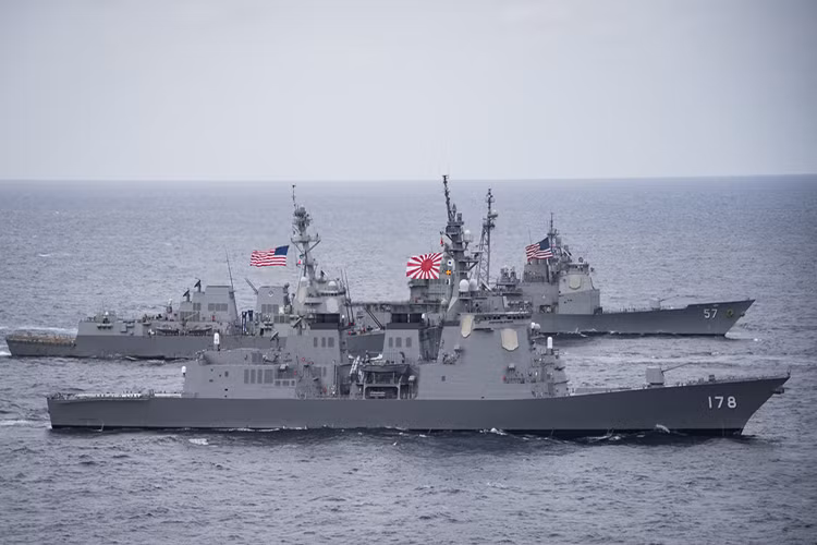 Nếu USS Lake Champlain sở hữu kho vũ khí đồ sộ thì “bạn đồng hành” của nó là khu trục hạm USS Wayne E. Meye lại được trang bị hệ thống tác chiến trên biển tiên tiến nhất Aegis, và con tàu này là một trong 64 tàu khu trục lớp Arleigh Burke tiên tiến của Hải quân Mỹ. Nguồn ảnh: Wikimedia.