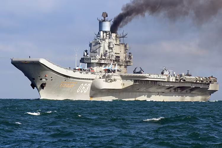 Thế nên, tham vọng nâng cấp tàu sân bay “độc nhất” Đô đốc Kuznetsov được công bố năm 2017 không phải là vấn đề đơn giản. Vốn dĩ Kuznetsov tồn tại khá nhiều nhược điểm ngay từ ban đầu, cho nên việc nâng cấp sửa đổi nó đòi hỏi ngốn ngân sách khổng lồ cũng như thời gian. Nguồn ảnh: Sputnik.