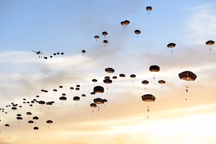 Lính dù Anh và Mỹ tham gia tập trận đổ bộ tấn công tại Fort Bragg.