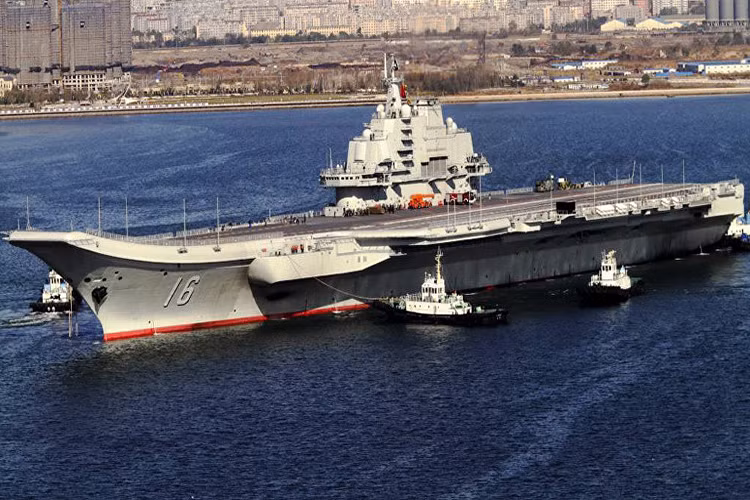 Tàu sân bay Liêu Ninh của Trung Quốc có chiều dài 305 m, chiều rộng lớn nhất 75 m, lượng choán nước toàn tải 55.000 tấn. Liêu Ninh vốn là tàu sân bay lớp Kuznetsov của Liên Xô chưa hoàn thành. Nó được mua lại từ Ukraine vào năm 1998. Nhà máy đóng tàu Đại Liên đã tân trang lại tàu và đưa vào sử dụng từ năm 2012. Liêu Ninh có thể mang theo khoảng 40 máy bay các loại. Ảnh: Sputnik.