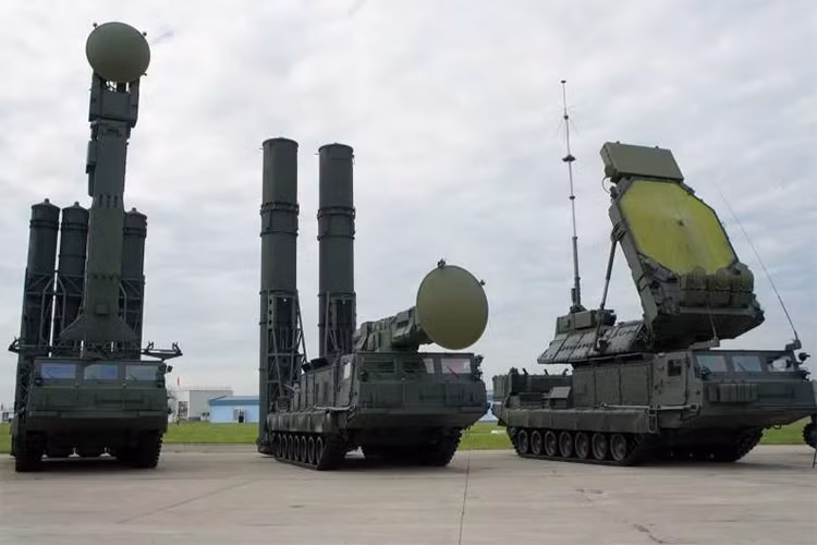 So với các phiên bản S-300 trước đó, S-300V4 đã được nâng cao khả năng chiến đấu thông qua việc trang bị thêm các thành phần mới như phần cứng máy tính và phần mềm điều khiển hiện đại, cho phép cải thiện các thông số kỹ thuật và hoạt động của hệ thống đáp ứng các điều kiện làm việc của các đơn vị chiến đấu. Nguồn ảnh: topwar.ru
