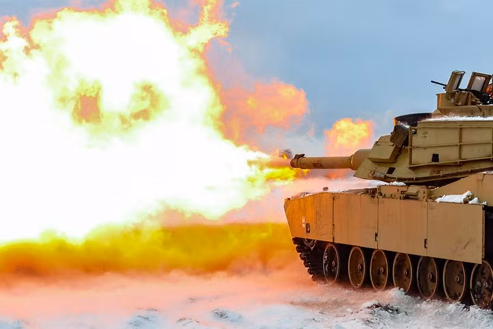 Chiến tăng chủ lực M1A2 Abrams của Quân đội Mỹ khai hỏa tại trường bắn Swietozow, Ba Lan.