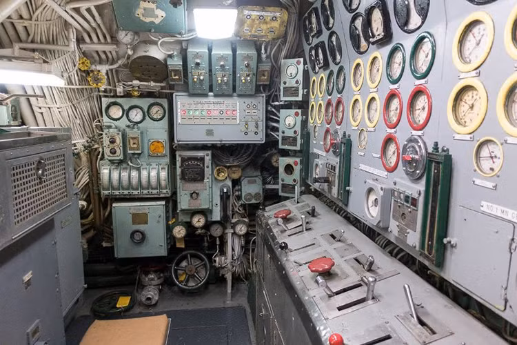 Bảng điều khiển hệ thống động lực trên tàu ngầm. USS Growler được trang bị 3 động cơ diesel và hai máy điện cho tốc độ bơi khi nổi 15 hải lý/h, khi lặn là 12 hải lý/h. Nguồn ảnh: Arms-Expo.