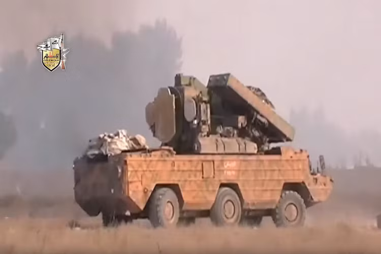 Thậm chí sự xuất hiện của 9K33 OSA tại Đông Ghouta càng khiến Quân đội Syria và Không quân Nga đẩy nhanh các hoạt động quân sự trong khu vực nhằm loại bỏ bất cứ rủi ro nào đến từ tổ hợp phòng không này, bởi nó có thể được sử dụng tấn công các máy bay dân sự trên vùng trời thủ đô Damascus. Nguồn ảnh: Oryx Blog.