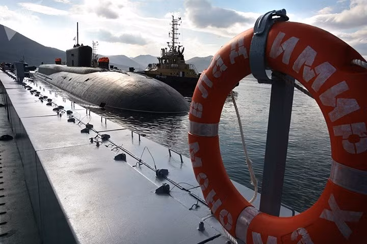 Tàu ngầm hạt nhân Nga 955 Borei "Vladimir Monomakh" đến căn cứ Vilyuchinsk ở Kamchatka.