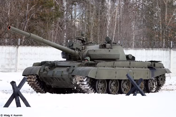 So với các thế hệ đầu T-62, T-62M được bổ sung giáp tăng cường BDD quanh mặt trước tháp pháo, tăng khả năng kháng chịu đạn nổ lõm chống tăng. Ước tính, với BDD, giáp tháp pháo dày tương đương 300-400mm thép. Nguồn ảnh: Vitaly-Kuzmin