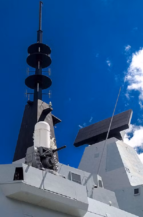 Thành tố thứ 2 là hệ thống radar cảnh giới đường không S1850M 3 tham số có thể phát hiện tới 1.000 mục tiêu ở tầm xa tới 400km. Đặc biệt, nó được tiết lộ là có thể phát hiện các máy bay tàng hình, các loại tên lửa đạn đạo tầm ngắn – tầm trung… Nguồn ảnh: Wikipedia