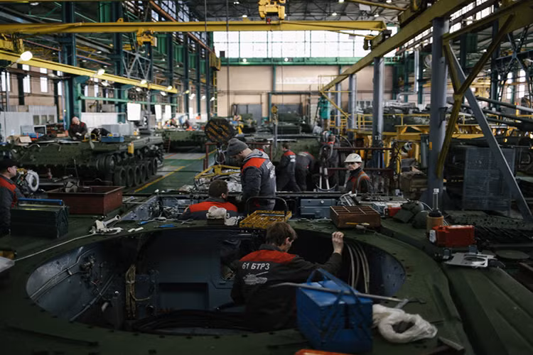 Thực ra T-80BV không hẳn là phiên bản quá mới mẻ, mẫu này đã được phát triển từ năm 1985. Cơ bản nó là một chiếc T-80B, chỉ khác là được trang bị tăng cường giáp phản ứng nổ Kontakt-1 tăng khả năng bảo vệ trước đạn xuyên động năng, đạn tên lửa chống tăng. Nguồn ảnh: Arms-Expo.