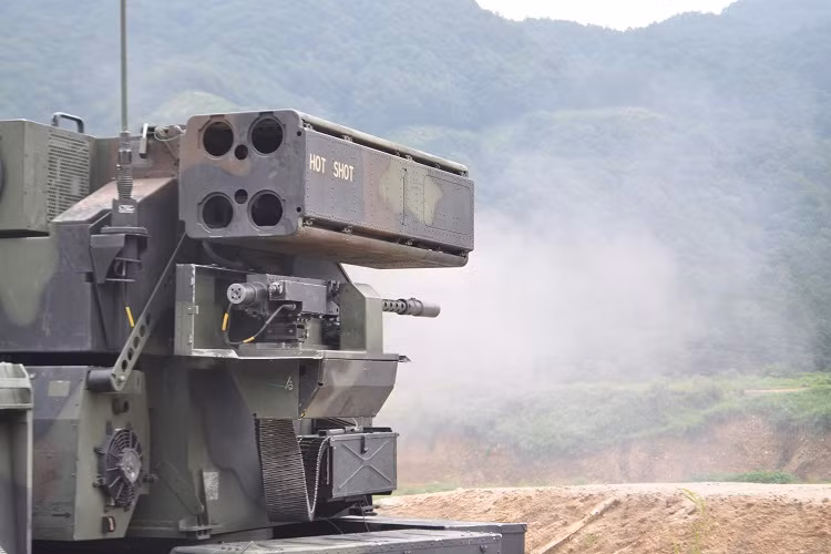 Hệ thống vũ khí trên AN/TWQ-1 Avenger là một cụm vũ khí tích gồm các ống phóng tên lửa đất đối không FIM-92 Stinger và súng máy hạng nặng 12/7mm M2 Browning. Trong đó FIM-92 Stinger đóng vai trò then chốt cho toàn hệ thống. Nguồn ảnh: Quân đội Mỹ.