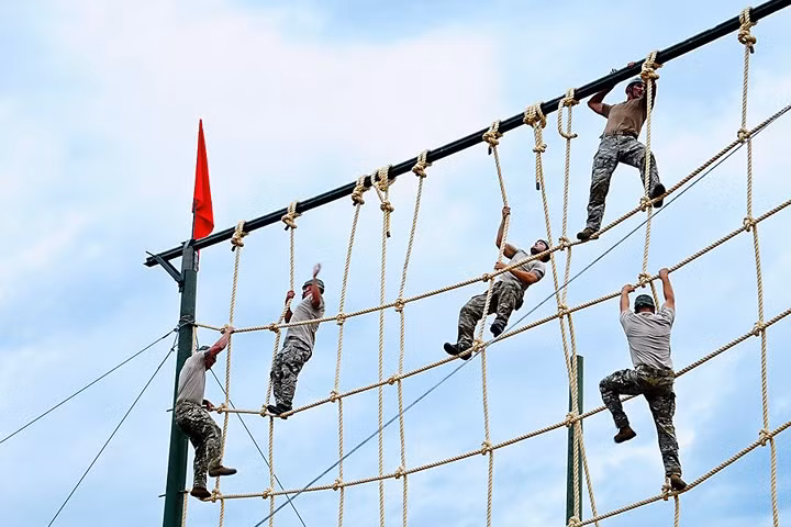 Nhóm đặc nhiệm Mỹ tham gia cuộc thi vượt chướng ngại vật tại Fort Tolemaida.