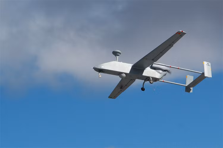 Theo FlightGlobal, Moscow bắt đầu mua lô IAI Searcher Mk 2 đầu tiên từ Israel là vào tháng 4/2009 với giá trị hợp đồng khoảng 54 triệu USD, ngoài IAI Searcher Mk 2 hợp đồng trên còn bao gồm một mẫu UAV khác cũng do IAI chế tạo là BirdEye 400. Nguồn ảnh: Bộ Quốc phòng Nga.