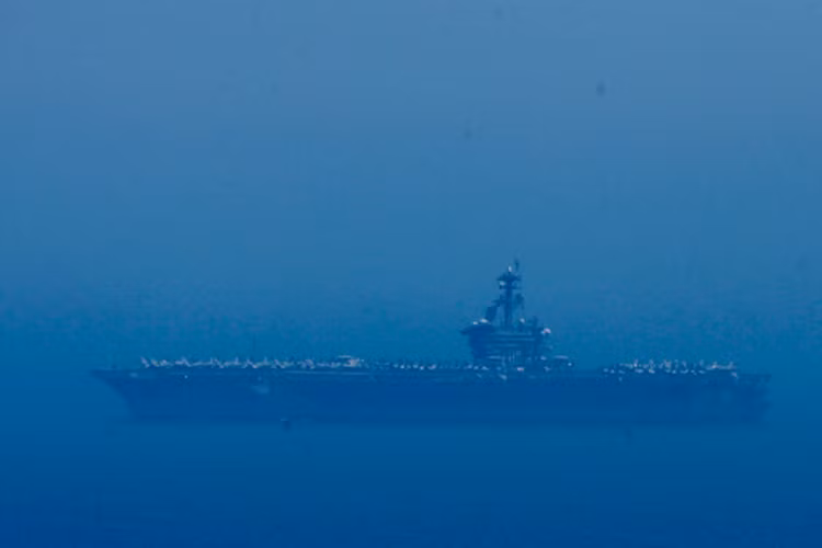 Tuy nhiên, sự xuất hiện của nhóm tác chiến tàu sân bay USS Carl Vinson tại Việt Nam được truyền thông phương Tây bình luận là đặt trong thế đối đầu với sự trỗi dậy của Trung Quốc và các động thái gần đây của Bắc Kinh trên Biển Đông. Chuyến thăm cũng diễn ra đồng thời trong bối cảnh ngày càng có nhiều tín hiệu cho thấy chính quyền của Tổng thống Mỹ Donald Trump đang muốn thúc đẩy hơn nữa quan hệ an ninh với Việt Nam. Ảnh: tàu sân bay USS Carl Vinson còn cách bờ khoảng 5 km. Nguồn Ảnh: Hải An/Zing News.