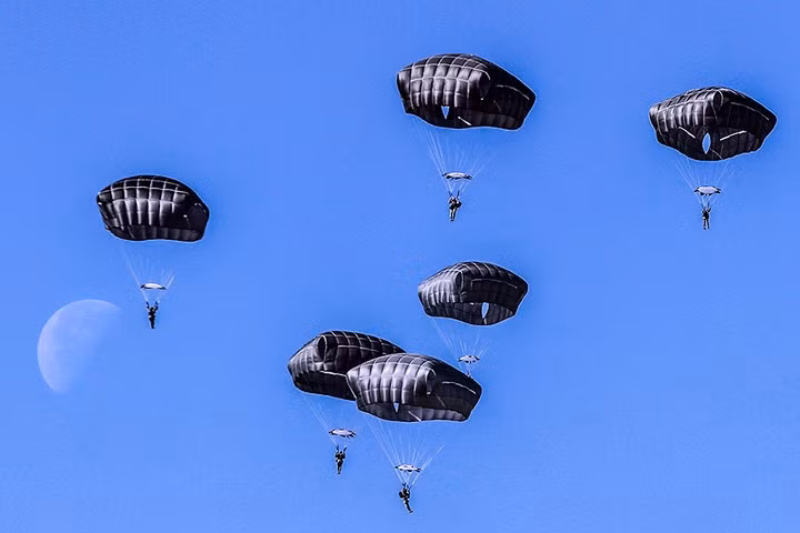 Lính dù Mỹ đổ bộ xuống bãi đáp ở Fort Bragg.