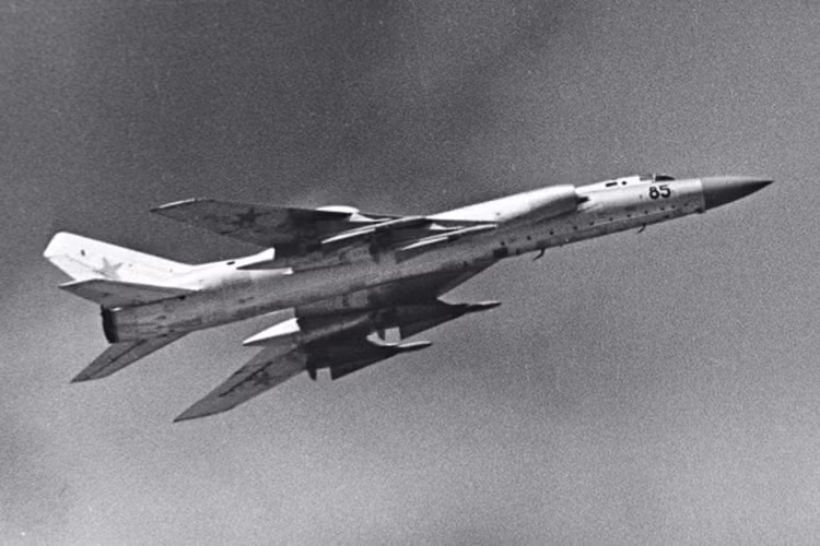 Và 50 chiếc Tu-128 (hay còn gọi là Tu-28) - loại máy bay tiêm kích đánh chặn lớn nhất hành tinh. Nó được thiết kế cho nhiệm vụ bảo vệ không phận trước máy bay ném bom hạt nhân của mỹ với tầm bay cực lớn, thời gian hoạt động lâu. Tu-128 có trọng lượng không tải tới 24,5 tấn, có tải tới 43 tấn, tầm bay 2.600km với thời gian bay liên tục 3 tiếng. Nguồn ảnh: RCGroup
