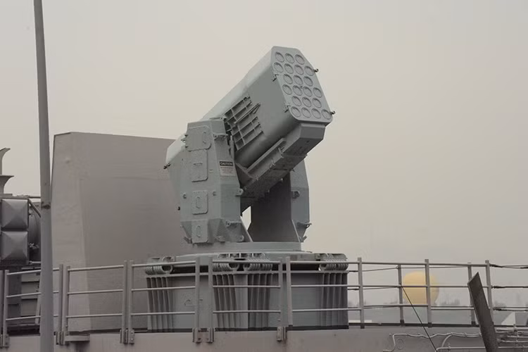 Tuy nhiên, nếu hàng phòng thủ thứ nhất trên tàu sân bay Nimitz với 8 quả tên lửa Sea Sparrow vẫn không thể đánh chặn được mục tiêu thì nó vẫn có “chiếc ô” thứ hai của hàng phòng thủ với hệ thống phòng không RIM-116 (RAM) với cụm phóng mang theo 21 tên lửa không đối không AIM-9 Sidewinder. Nguồn ảnh: Seaforces.