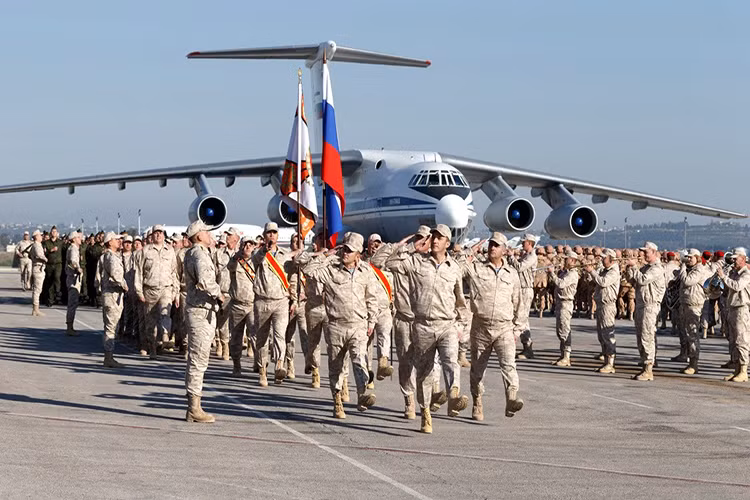 Được biết, căn cứ không quân Khmeimim của Nga ở Syria luôn là mục tiêu tấn công của các phần tử khủng bố và các tay súng nổi dậy kể từ Nga can thiệp quân sự vào Syria vào năm 2015, tuy nhiên cho đến nay vẫn chưa có trường hợp nào ghi nhận sân bay này bị tấn công bằng các loại vũ khí phòng không. Nguồn ảnh: Wikimedia.