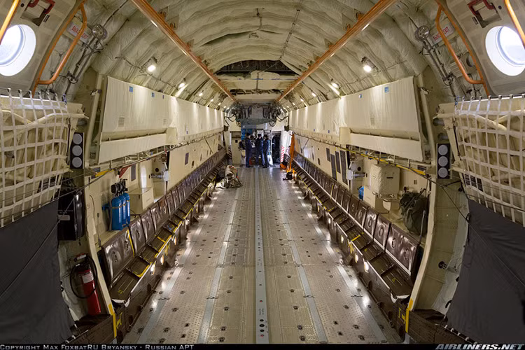 Tải trọng của Il-76MD lên tới 48 tấn cho phép không chỉ chở các hàng hóa, binh sĩ mà còn có thể chở cả máy bay chiến đấu, xe bọc thép hay xe đa dụng quân sự cũng như một số loại khí tài quân sự... Nguồn ảnh: Airlines.net