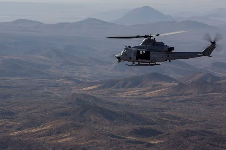 Trực thăng UH-1Y Huey chuẩn bị hạ cánh sau đợt huấn luyện hỗ trợ tấn công chiến thuật tại Arizona.