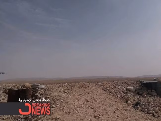Cơ quan truyền thông Hezbollah ở Syria đăng tải thông tin cho biết, các tay súng IS phối hợp với một nhóm chiến binh nổi dậy của Quân đội Syria tự do (FSA) do Mỹ hậu thuẫn đã từng đánh chiếm thành phố sa mạc al-Qaryatayn ngày 29.09.2018, xuất phát trong vùng 50 km xung quanh thị trấn al-Tanaf. Ảnh: South Front.