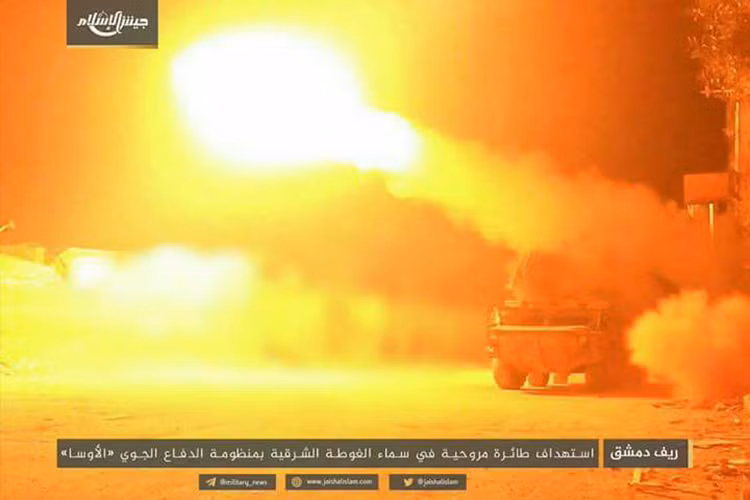 Ngược lại với trường hợp của chiếc Mi-8 ở Đông Ghouta, nó bị tổ hợp tên lửa phòng không tầm ngắn 9K33 OSA của phiến quân tấn công, điều này có thể sẽ khiến các hoạt động hỗ trợ không quân của Quân đội Syria tại chiến trường Đông Ghouta bị gián đoạn. Nguồn ảnh: Jaysh Al Islam.