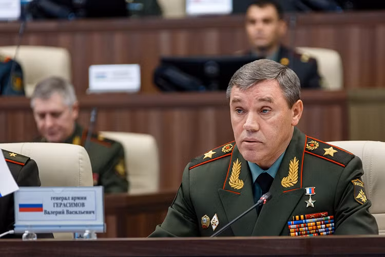 Đích thân Tổng tham mưu trưởng Các lực lượng Vũ trang Nga Valery Gerasimov tuyên bố hôm 13/3 tại Moscow rằng, sẵn sàng đánh chặn các tên lửa hay cả các bệ phóng tên lửa của Mỹ nếu các binh sĩ của Quân đội Nga ở Syria bị đe dọa, gồm cả việc tấn công vào thủ đô Damascus. Tuyên bố này được đưa ra chỉ một ngày sau khi Đại sứ Mỹ tại Liên Hợp Quốc đe dọa Washington sẽ tấn công Damascus nếu vũ khí hóa học được sử dụng tại Syria. Nguồn ảnh: sipol.at.