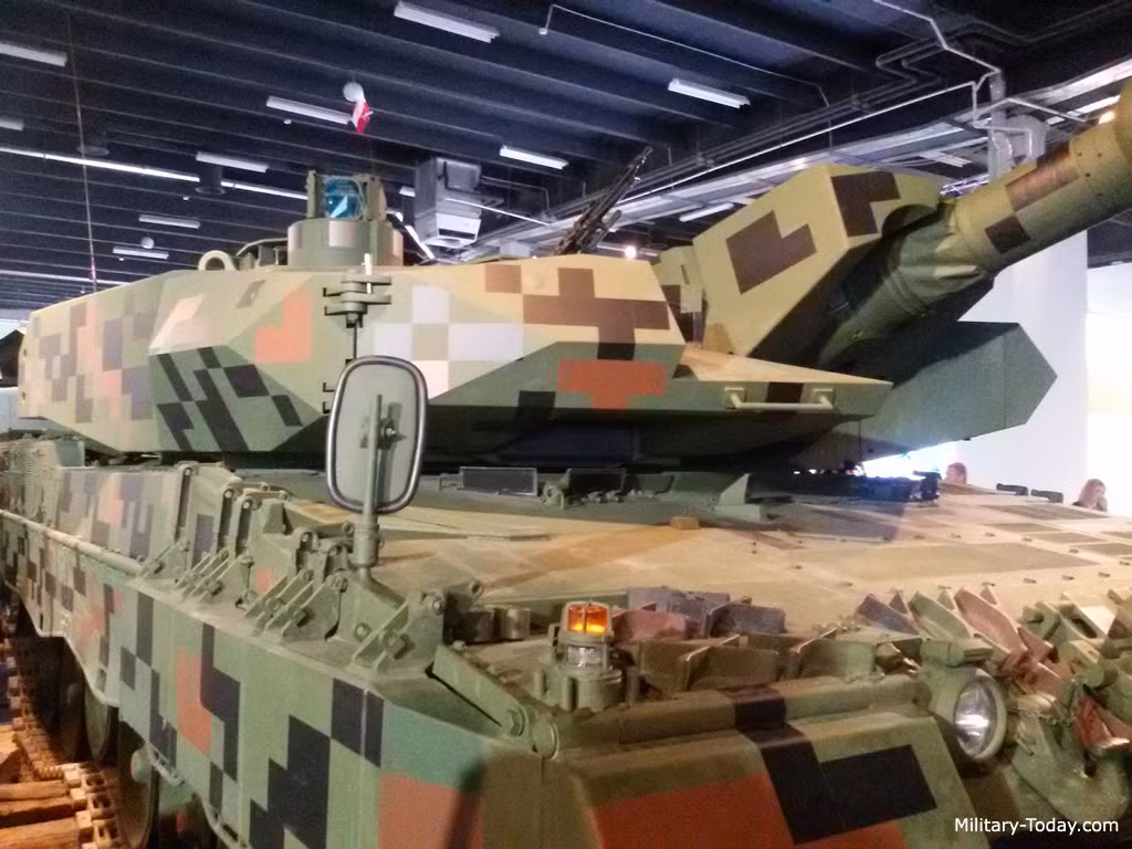 Tuy nhiên, phần thân xe dường như không được nâng cấp, vẫn là vỏ giáp công nghệ xe tăng Leopard 2A4 ra đời từ những năm 1980. Các chuyên gia bình luận rằng, giáp của Leopard 2A4 không thể đấu lại với đạn xuyên giáp APFSDS thế hệ mới, mà các xe tăng của Nga như T-90A, T-14 Armata được trang bị. Điều đó có nghĩa là, ngoài phần tháp pháo thì thân xe tăng Leopard 2PL không thể chống lại được đạn 125mm APFSDS của tăng Nga.