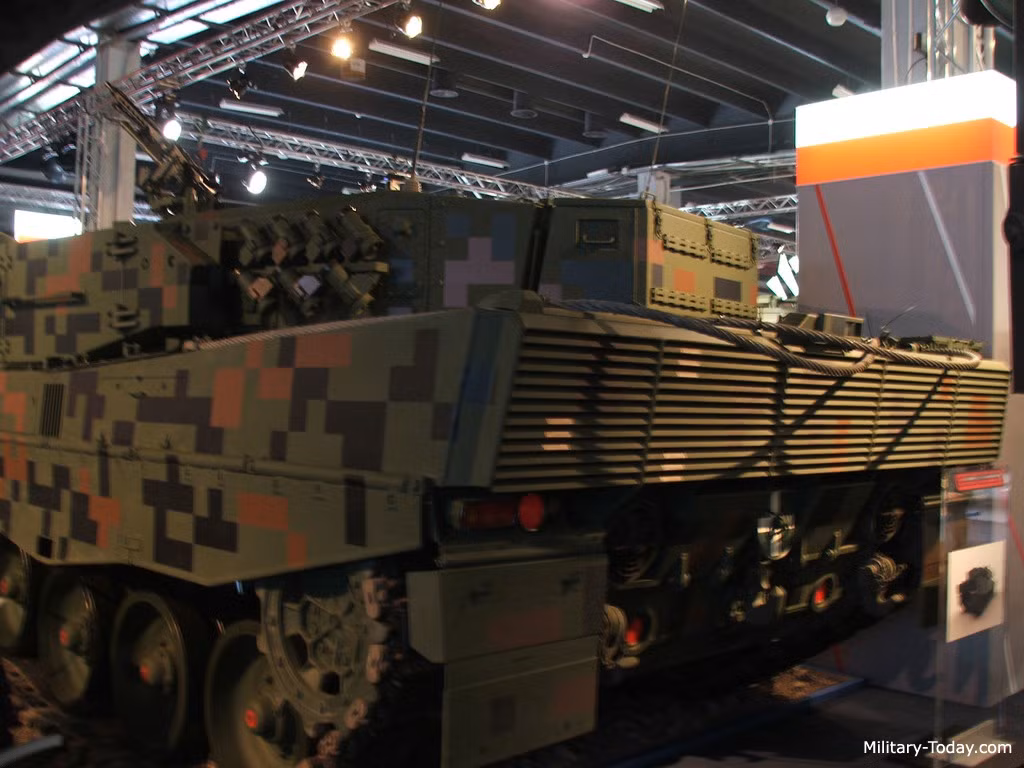 Về khả năng cơ động, Leopard 2PL được trang bị động cơ diesel tuabin tăng áp MTU MB-837 Ka501 công suất 1.500 mã lực và động cơ phụ APU cung cấp điện cho hệ thống trên xe khi động cơ chính ngừng hoạt động. Tuy dùng động cơ mới nhưng tốc độ của Leopard 2PL vẫn tương đương Leopard 2A4 do trọng lượng lớn hơn, tốc độ cao nhất 72km/h, tầm hoạt động 500km, lội nước (có chuẩn bị) sâu 4m.