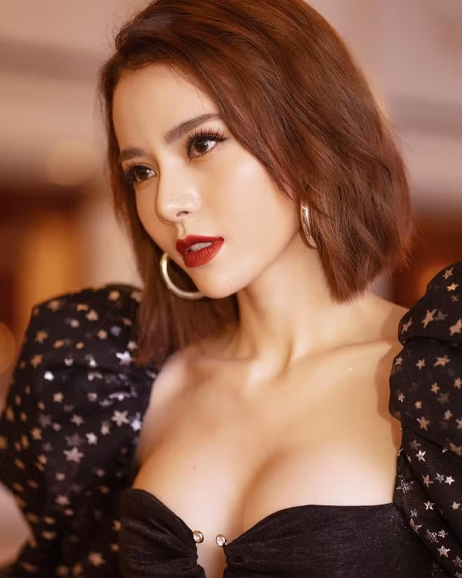 Ba năm sau đó, nữ ca sĩ tham gia Học viện Ngôi sao và lọt vào top 4. Năm 2016, cô gái gốc Quảng tiếp tục tham dự X-Factor (Nhân tố bí ẩn) và giành được vị trí á quân cùng nhóm S-Girls.