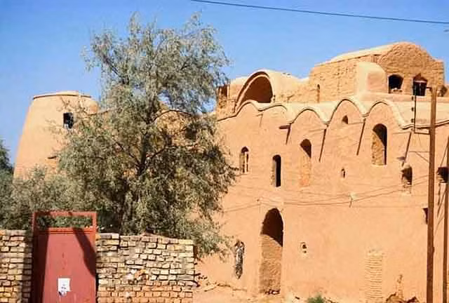 Ngôn ngữ tại đây là tiếng Sassanid và Pahlavi cổ đại. Khu vực này cũng là nhà của nhiều loại động vật khác nhau như rắn, thằn lằn, nhím, hươu, báo, chó sói, cáo...