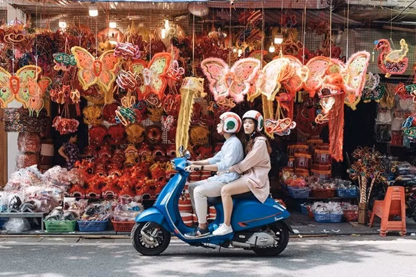 Gần phố Phùng Hưng, Hàng Mã xưa nay cũng nổi tiếng là khu phố thu hút giới trẻ check-in mỗi dịp Trung thu. Tuyến phố trải dài với các gian hàng bán đồ thủ công, đồ chơi truyền thống đủ màu... tạo nên nét đẹp riêng. Ảnh: duchoangg.