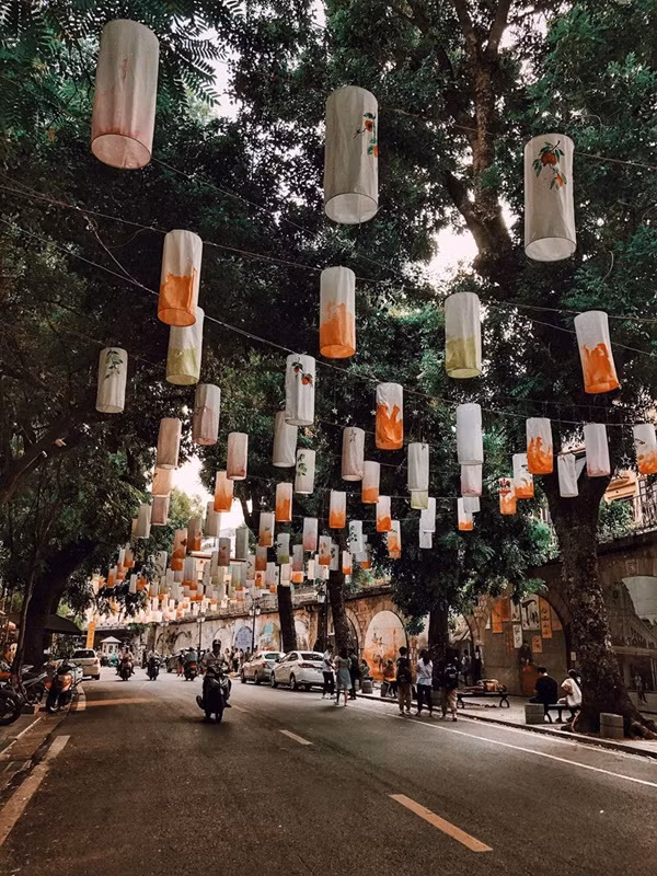 Dọc con đường có tranh bích họa được giăng kín đèn lồng, địa điểm này nhanh chóng thu hút các nhiếp ảnh gia, khách du lịch và các bạn trẻ tới chụp hình. Trên mạng xã hội, cộng đồng mạng cũng hào hứng chia sẻ những hình ảnh về diện mạo mới của khu phố. Tài khoản Nguyễn Tuấn Thành bình luận: "Phố này lúc nào cũng đẹp, nay treo thêm đèn lồng lại càng cuốn hút hơn".