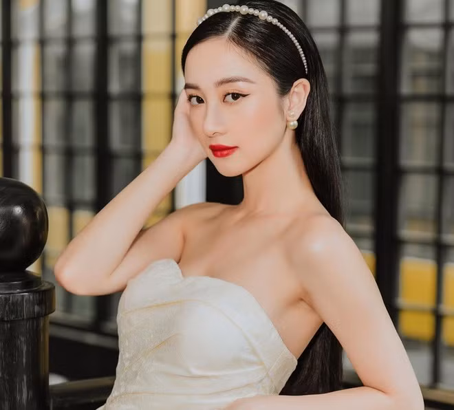 Khác với hình tượng mong manh, trong sáng trước đây, người đẹp sinh năm 1995 dần đổi sang phong cách gợi cảm với những bộ cánh quyến rũ, khoe khéo đường cong nóng bỏng.