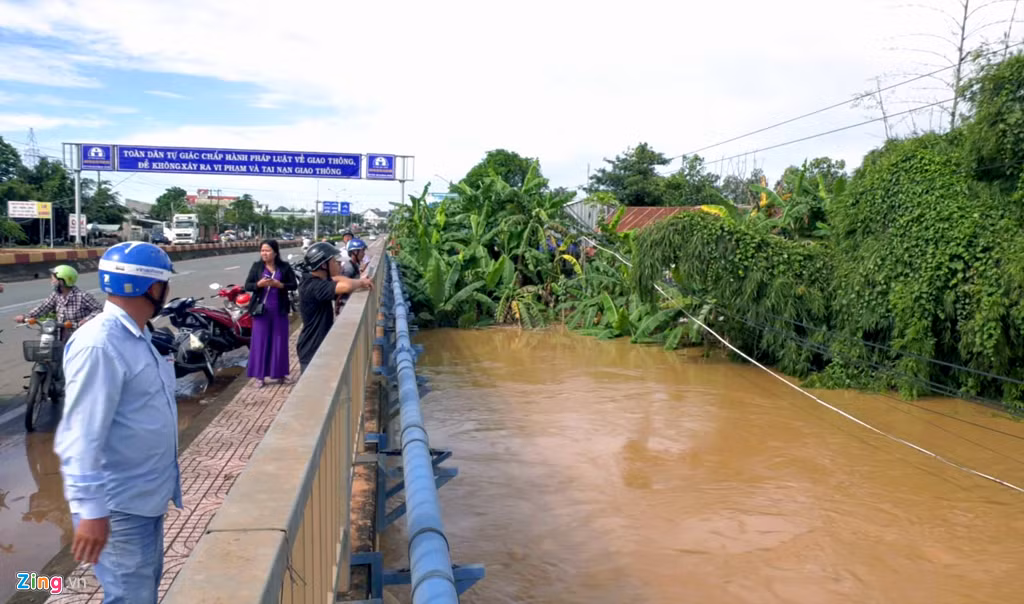 Lũ về đột ngột còn khiến nhiều hộ dân mắc kẹt trong nhà. Khu phố 1 của phường Tân Đồng là nơi bị ngập nặng nhất.