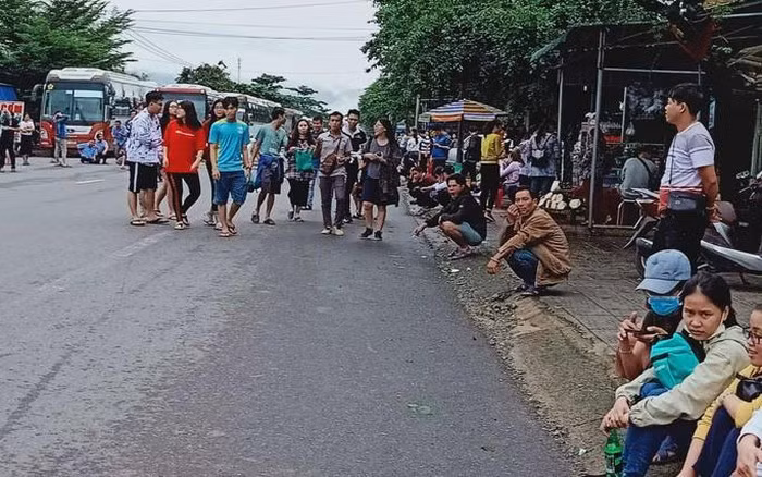 Giao thong te liet vi sat lo nghiem trong o deo Bao Loc-Hinh-5