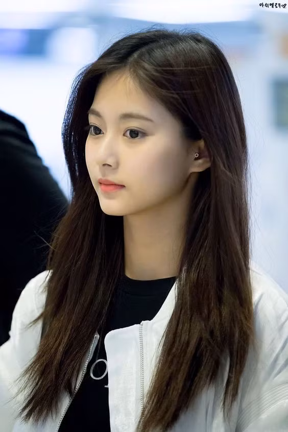 Lợi thế nhan sắc giúp Tzuyu nhiều lần lọt vào top những mỹ nhân hàng đầu Kpop. Các nghệ sĩ xứ Hàn cũng phải thừa nhận nữ idol sinh năm 1999 là một trong những gương mặt đẹp nhất ngoài đời.