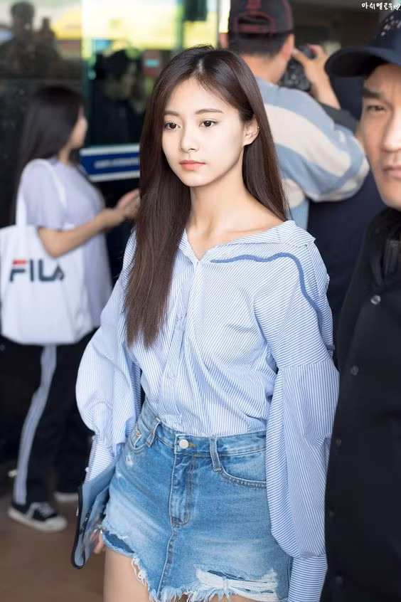 Tzuyu (TWICE): Em út nhóm TWICE là nữ thần tượng ngoại quốc duy nhất được coi là “báu vật quốc dân” của làng giải trí xứ kim chi. Mỹ nhân sinh năm 1999 được biết đến từ sau chương trình thực tế Sixteen. Với vóc dáng cân đối, gương mặt phảng phất vẻ bí ẩn, nữ thần tượng người Đài Loan nhanh chóng sở hữu lượng fan đông đảo cả ở trong lẫn ngoài nước.