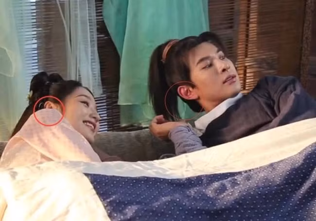 Ngoài cảnh hôn lãng mạn ở bến sông, hai nhân vật phụ còn có cảnh khóa môi khi vừa thức dậy. Vì ở trường quay có khá nhiều người, điều này khiến Phùng Kiến Vũ và Tiêu Yến tỏ ra rụt rè. Trong hình ảnh hậu trường được tiết lộ, cặp đôi bị cư dân mạng soi đôi tai ửng đỏ vì ngại ngùng.