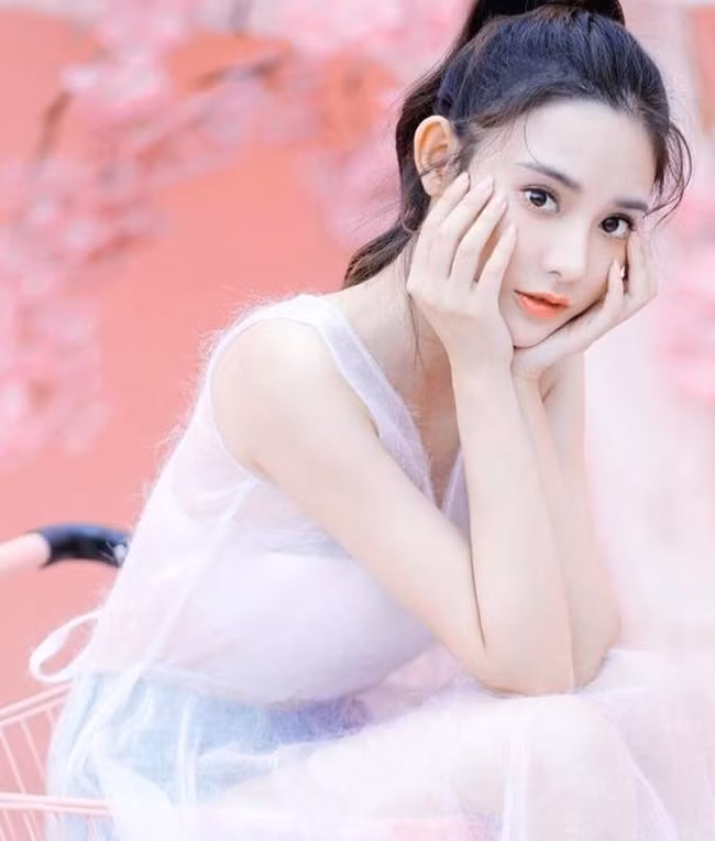 Sau gần một năm lên sóng, hiện tại người đẹp vẫn chưa vào đoàn phim mới nào. Sự nghiệp của Bành Tiểu Nhiễm không có nhiều khởi sắc khiến nhiều fan thấy tiếc nuối. Mới đây, người đẹp sinh năm 1990 tham gia show truyền hình "Diễn viên mời vào chỗ".