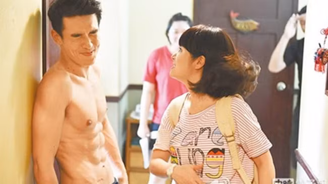 Sau cảnh quay cưỡng hôn, theo kịch bản nhân vật Lâm Tâm Như sẽ tát Dương Nhất Triển. Tuy nhiên, vì nàng “Hạ Tử Vy” ra tay quá mạnh bạo khiến má nam diễn họ Dương bị sưng đỏ.