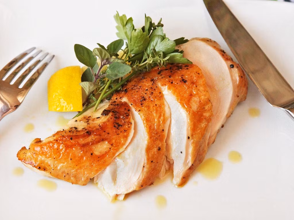 3. Ức gà: Loại thực phẩm này chứa nhiều protein nạc, hàm lượng tryptophan cao, không khiến bạn cảm thấy quá no mà còn dễ ngủ. Bạn có thể chế biến ức gà thành nhiều món ăn hấp dẫn để phù hợp với khẩu vị. Ảnh: Serious Eat.