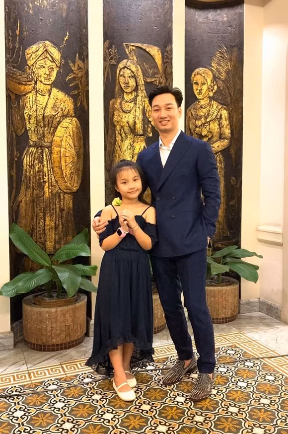 MC Thanh Trung va con gai tro chuyen cuc yeu ve cap song sinh cung cha khac me
