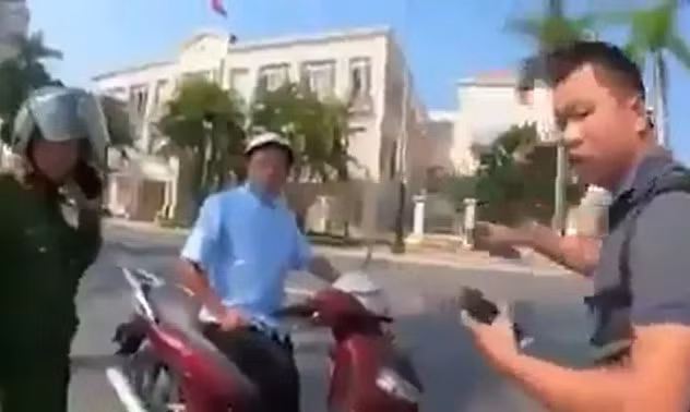 Nam thanh nien vi pham luat giao thong con vu “cong an danh dan“