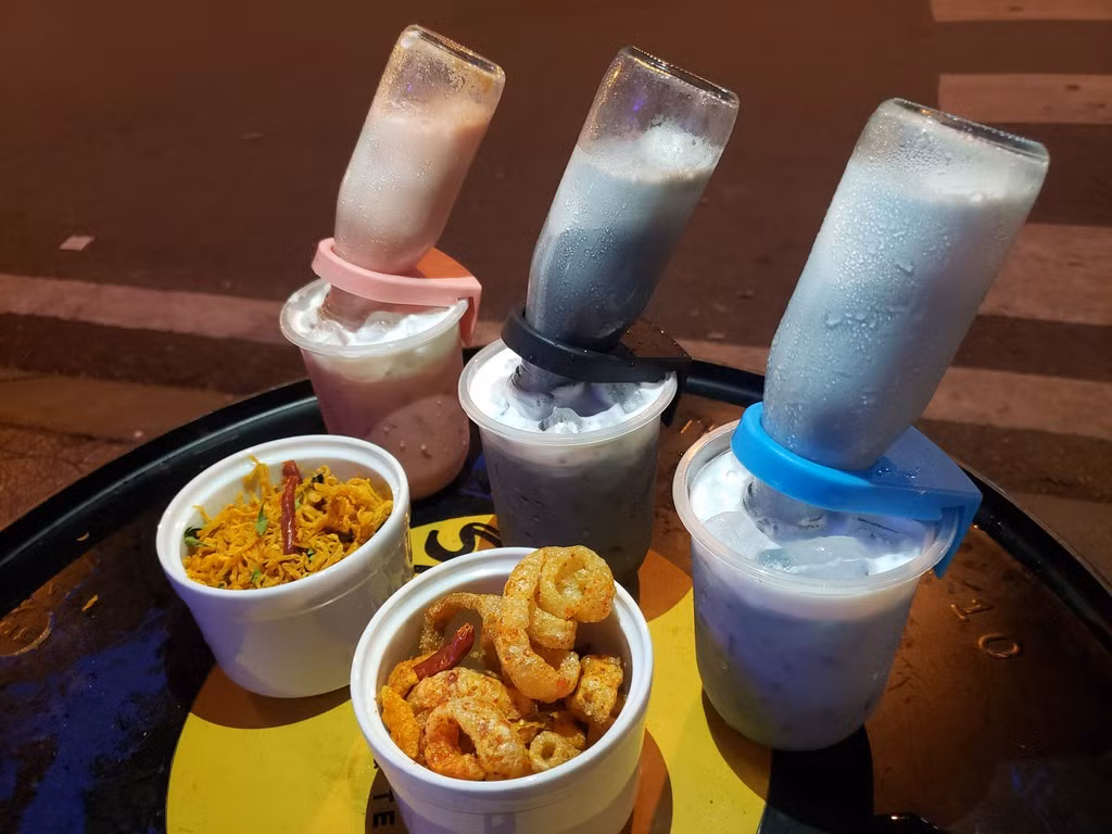 Hiện tại, phiên bản trà sữa úp ngược có 3 hương vị cho bạn lựa chọn, bao gồm củ dền, hoa đậu biếc và tinh chất than tre. Tebefood, tài khoản chuyên review ẩm thực tại TP.HCM, chia sẻ: "Theo cảm nhận của mình, trà sữa hoa đậu biếc là ngon nhất, vị ngọt vừa mà vẫn thơm thơm, béo béo. Trà sữa củ dền khá ngọt còn trà sữa than tre thì hơi nhạt. Tuy nhiên, nếu bạn không phải là một tín đồ hảo ngọt thì món đồ uống này có thể sẽ hơi ngán một chút". Ảnh: Duy Mỹ.
