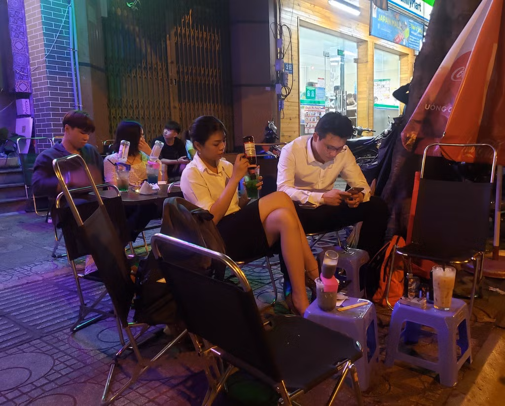 Nếu muốn thưởng thức món đồ uống độc đáo này, bạn có thể tìm đến khu vực ngã tư đường Trần Nhân Tôn giao với đường Hùng Vương, quận 10, TP.HCM. Vì diện tích bên trong khá nhỏ, đa số khách đến đây đều ngồi ở lề đường phía trước quán để thưởng thức đồ uống. Tuy nhiên, đây cũng chính là điểm trừ lớn nhất bởi nếu trời chuyển mưa, khả năng cao quán sẽ không đủ chỗ khô ráo cho khách ngồi. Ảnh: K.Q.
