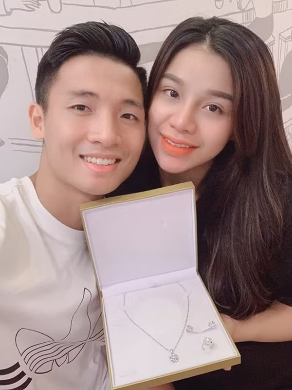 Tại trang cá nhân, trung vệ Bùi Tiến Dũng mới đây cũng đăng ảnh khoe món đồ trang sức mua tặng vợ kèm dòng chia sẻ ngọt ngào. "Món quà nhỏ hối lộ vợ, cám ơn em vì đã luôn bên anh, luôn hiểu những vất vả mà vợ đã vì anh, hãy yêu thương bản thân mình hơn nhé. Yêu vợ và con của bố thật nhiều", cầu thủ CLB Viettel viết.