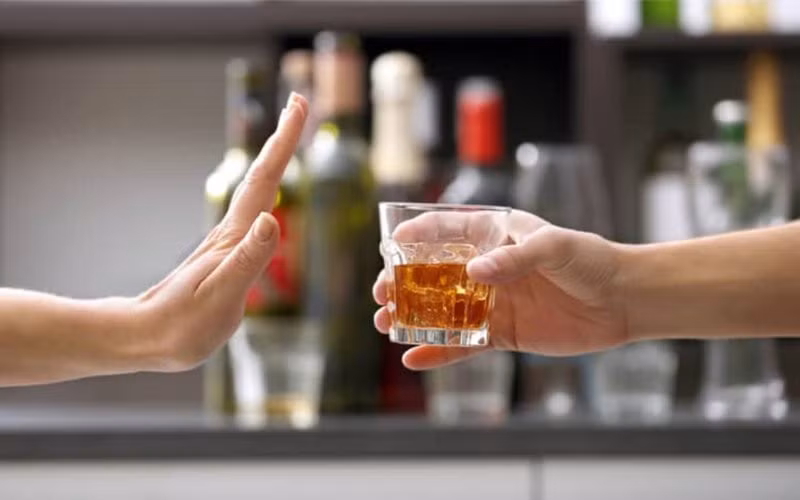 Không uống rượu: Uống rượu làm tăng tốc độ lão hóa của cơ thể, làm hại tới các cơ quan nội tạng, đặc biệt là dạ dày. Vì vậy, bạn nên ngừng hoặc hạn chế uống rượu để tăng cường tuổi thọ và sức khỏe.