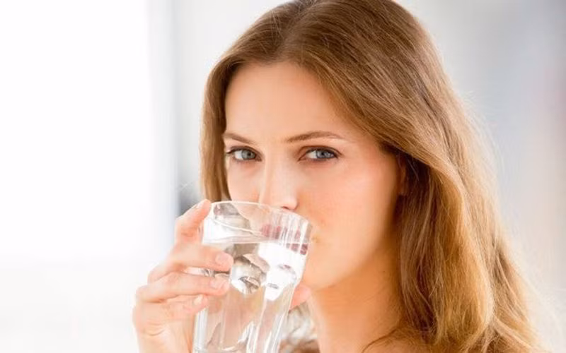 Đảm bảo uống đủ nước: Cơ thể chúng ta phần lớn là nước, vì thế, uống đủ nước là một cách hiệu quả để tăng cường sức khỏe. Do đó, nếu muốn sống lâu hơn, hãy đảm bảo bản thân uống đủ nước.