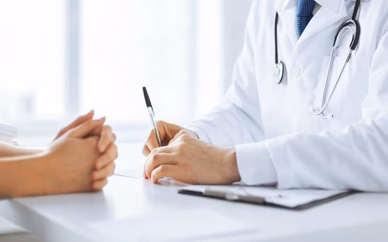 Uống thuốc theo chỉ định của bác sĩ: Việc không uống thuốc quá liều và bừa bãi là yếu tố quan trọng để bảo vệ sức khỏe, bởi khi uống thuốc không theo chỉ định của bác sĩ bạn có thể gặp phải nhiều biến chứng, nguy hại tới sức khỏe và tính mạng.
