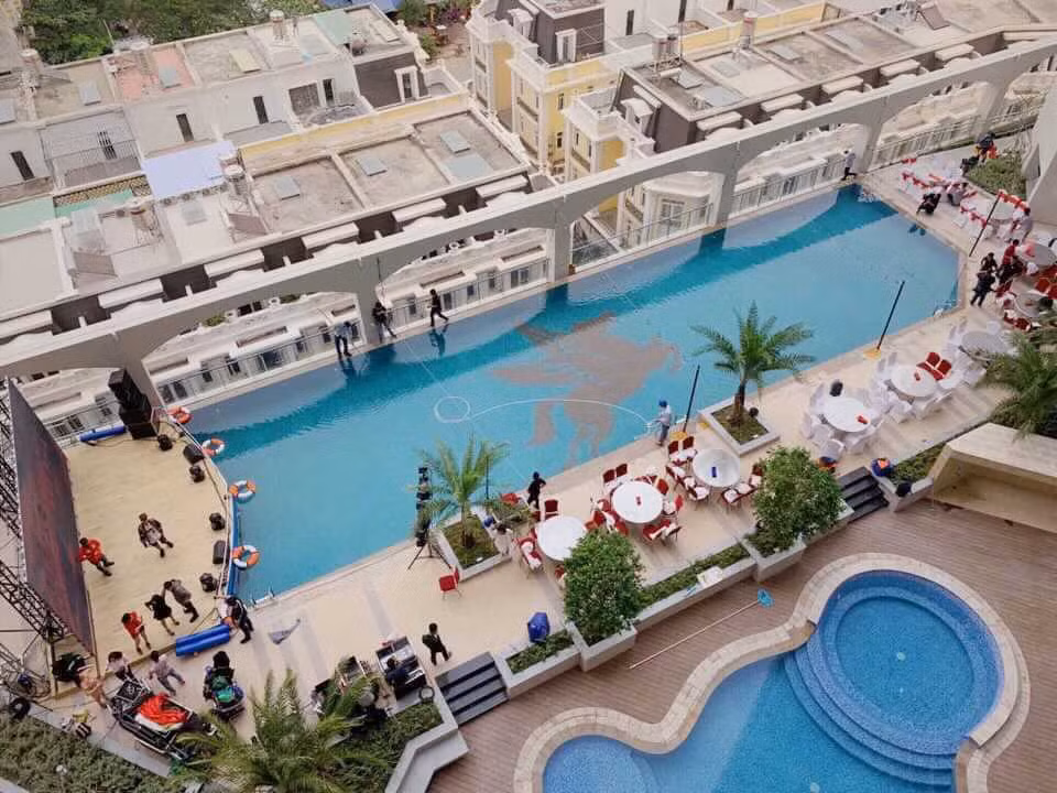 "Từ view nhà có thể nhìn xa thì thấy Bitexco, Landmark 81, nhìn xuống là view công viên và hồ bơi" - Phương Hằng bật mí.